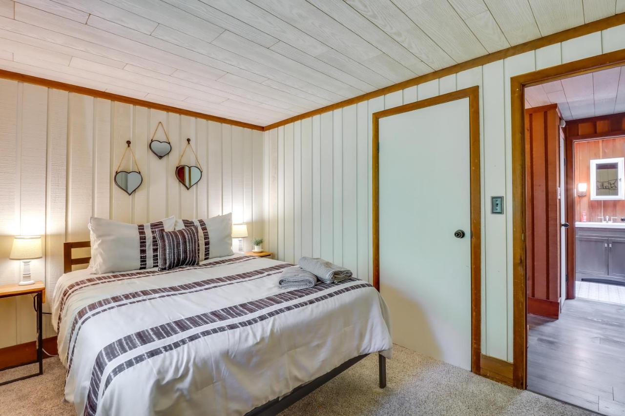 Lakefront Poconos Vacation Rental With Swim Dock! Long Pond 外观 照片